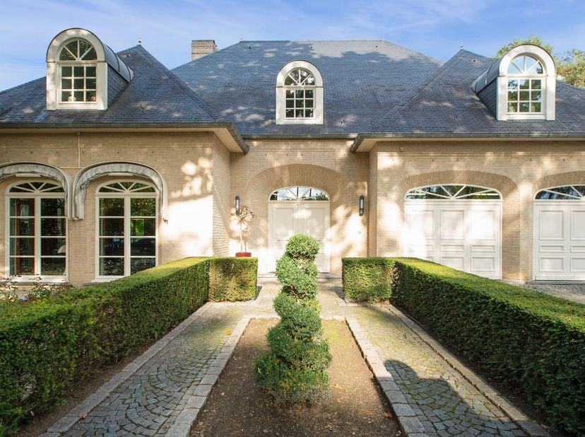 Deze schitterende villa is gelegen op een residentiële locatie in Maasmechelen. <br />
Deze prachtig eigendom is residentieel doch centraal gelegen, z