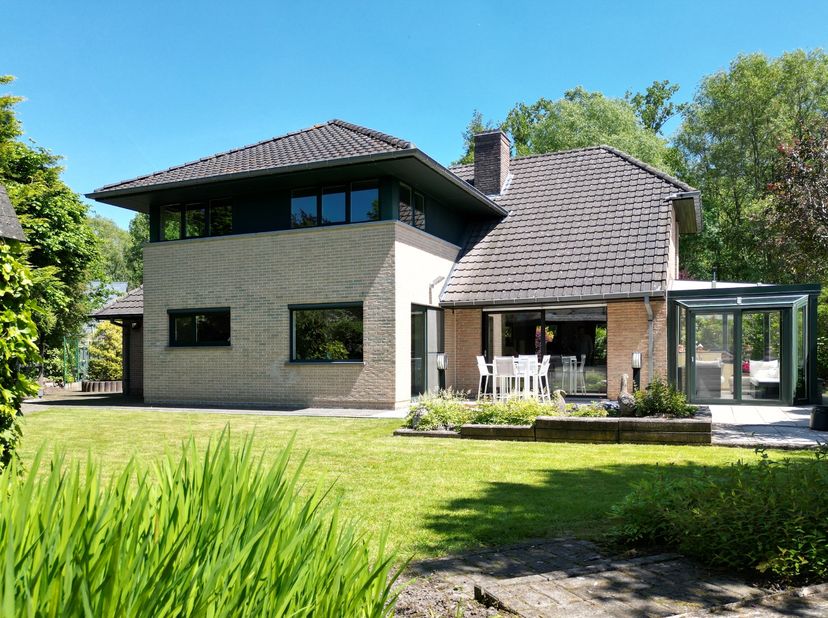 Deze verzorgde en instapklare gezinswoning bevindt zich op een erg rustige en kindvriendelijke locatie aan het Rotarybos in Merelbeke, op een mooi per