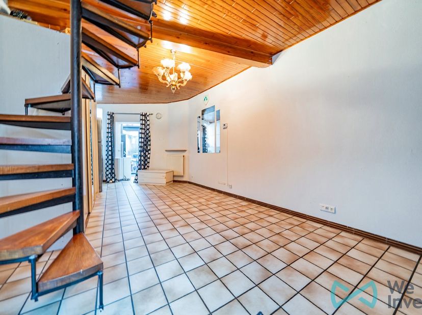 Info en bezoeken – 02 315 51 71<br />
Gelegen in een gegeerde buurt van Oudergem biedt deze charmante kleine woning een atypische en praktische indeli