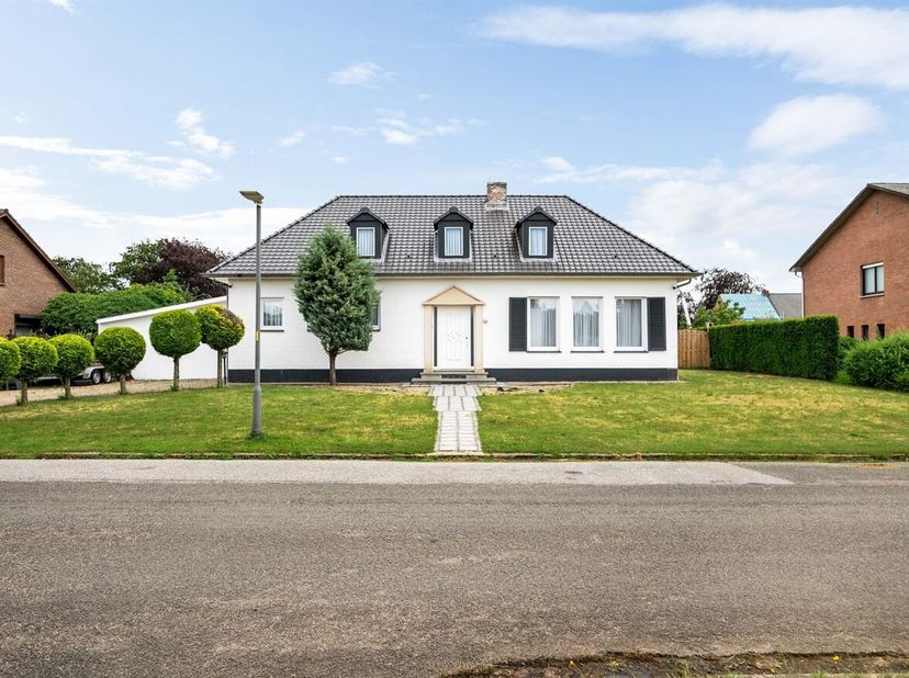 Ruime gezinswoning met 5 slaapkamers &amp; garage in Tessenderlo<br />
Locatie: <br />
Rustig gelegen in Tessenderlo-Ham met een vlotte verbinding naar wi