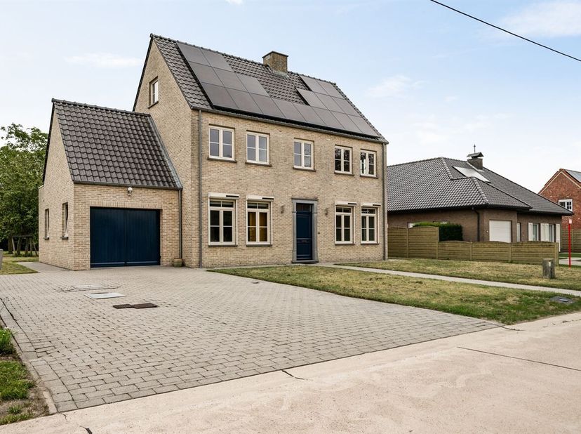 Ruime gezinswoning met 5 slaapkamers en garage op 882 m²<br />
Deze ruime gezinswoning met 5 slaapkamers is gelegen op een gunstige locatie in Vossela