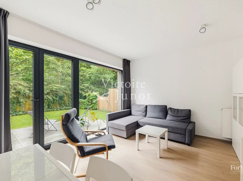 Uitstekend gelegen in een groene omgeving, profiteert dit heldere recente tuinwoning, in uitstekende staat, van een privilegile ligging, op slechts en