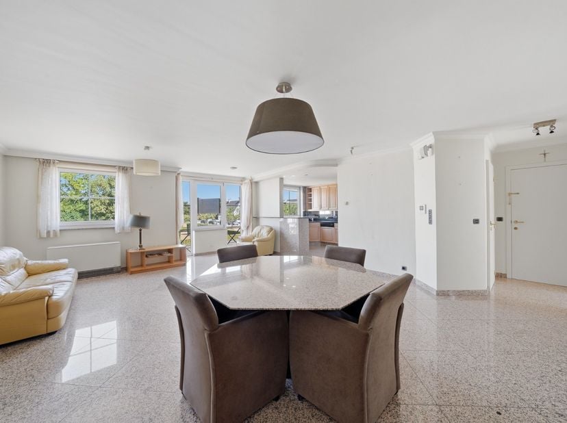 In het hart van Oudenburg bevindt zich dit verzorgd 2-slaapkamerappartement met een uitzonderlijk groot en zongericht terras van maar liefst 63 m². Ee