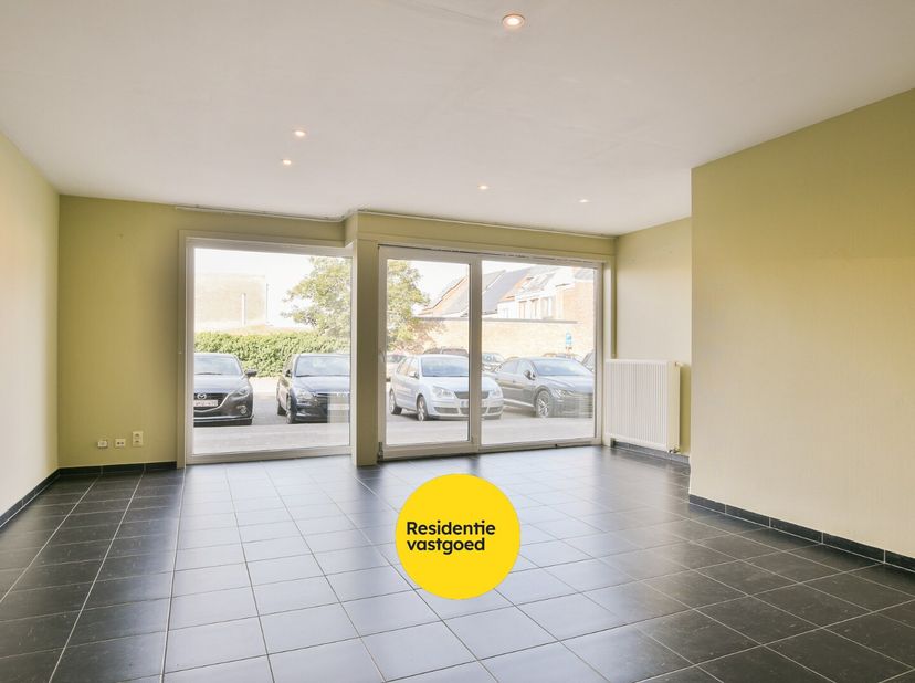 Ontdek dit instapklare gelijkvloers appartement op een centrale ligging in Eernegem. Met een bewoonbare oppervlakte van ca. 82 m² biedt dit appartemen