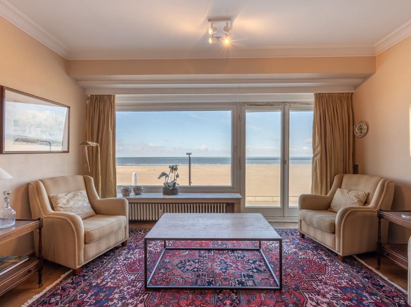 Op te frissen appartement met frontaal zeezicht op een toplocatie in Knokke. Geniet dagelijks van een adembenemend zicht op zee.<br />
<br />
Dit appa