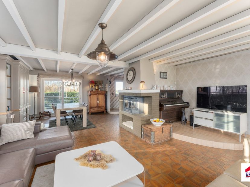 À vendre: villa de caractère offrant de nombreuses possibilités à Lombardsijde. Dans le calme de Lombardsijde, cette spacieuse villa se situe sur une