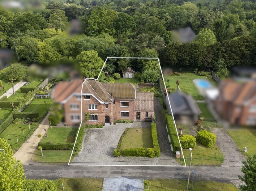 Karakteristieke en uitzonderlijk gelegen ingenieurswoning met o.a. 7 slaapkamers, 3 badkamers, hobbyruimte en private, organisch ingerichte natuurtuin