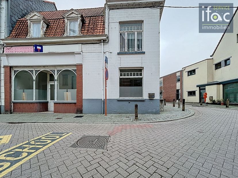 Propriété idéalement située à un emplacement de premier choix dans le centre de Tervuren, comprenant un ancien commerce et un logement.<br />
<br />
