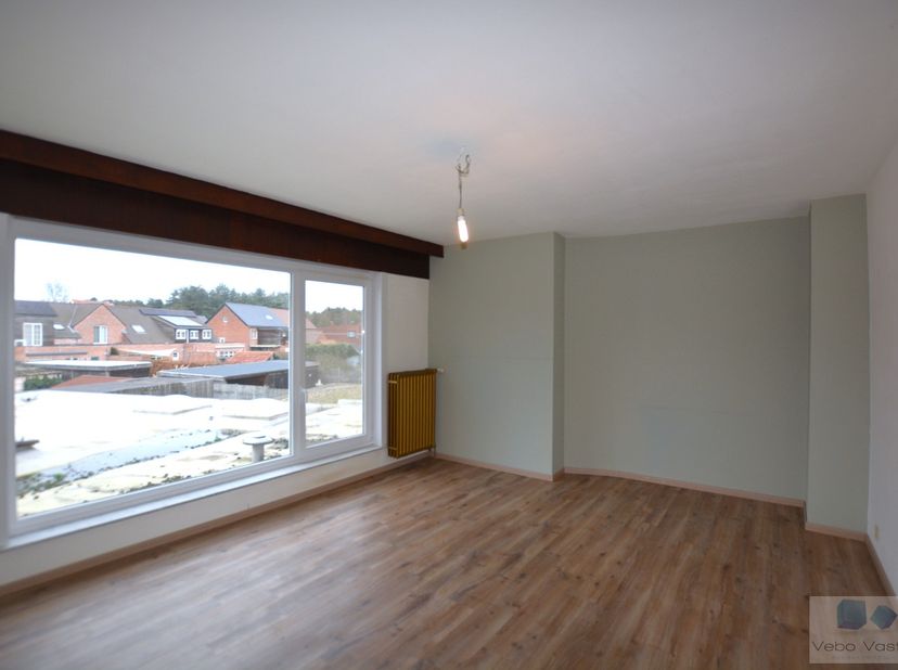 Op een uitstekende locatie te Zoerle-Parwijs, bevindt zich deze opbrengsteigendom bestaande uit 4 appartementen.<br />
<br />
Het gebouw is strategisc