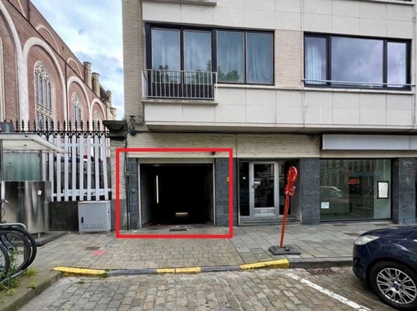 Afgesloten garagebox gelegen in de ondergrondse verdieping van een appartementencomplex op het Sint Annaplein. Garagebox niet geschikt voor hoge SUV.