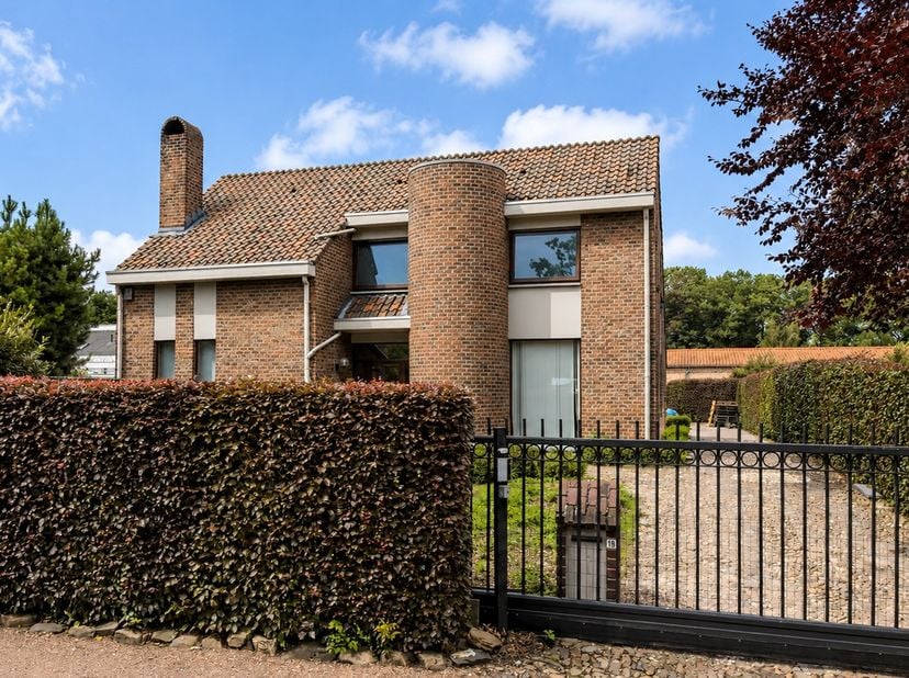 Royale gezinswoning met 4 slaapkamers op toplocatie, inclusief naastliggend perceel grond.<br />
<br />
In een rustige, bosrijke woonomgeving, op wand