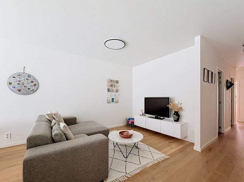 Cet appartement 2019 de haute qualité situé sur la Grotesteenweg allie un confort élégant grâce au parquet et au chauffage au sol à une excellente acc