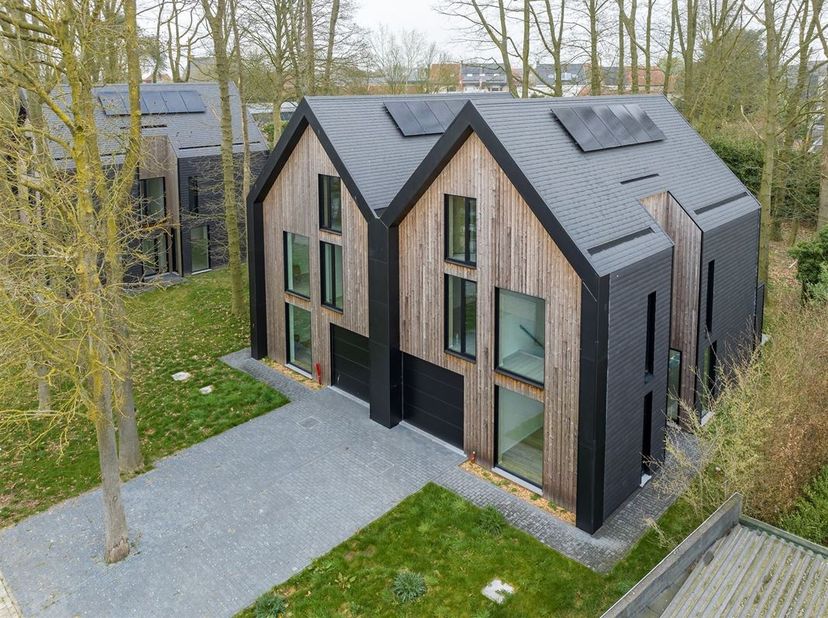 Deze moderne, energiezuinige nieuwbouwwoning biedt alles wat je zoekt voor comfortabel en toekomstgericht wonen. Grote glaspartijen zorgen voor een ov