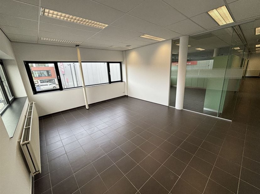 Volledige eerste verdieping met twee kantoorunits te Geel<br />
<br />
Ligging:<br />
Deze volledige kantoorverdieping bevindt zich in een modern e