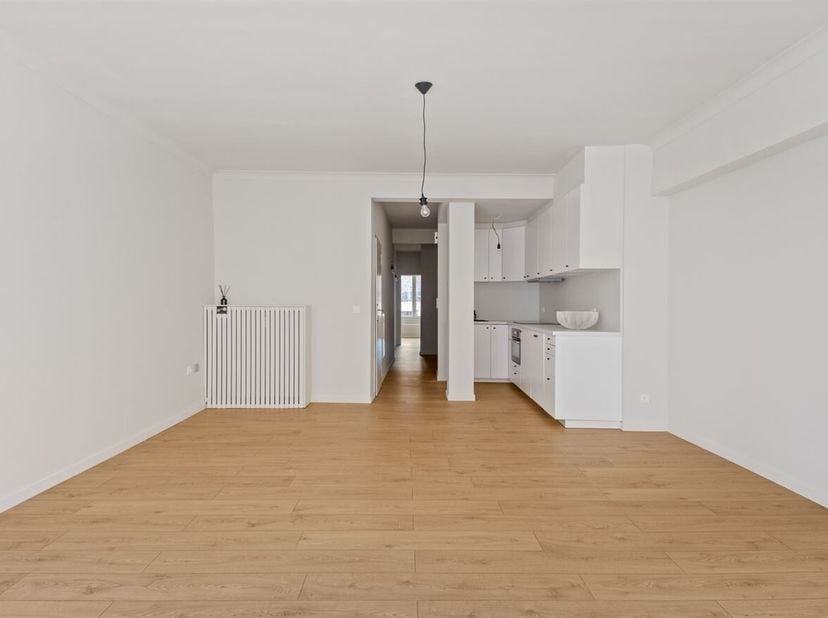 Gerenoveerd appartement (75 m²) in centrum Antwerpen<br />
Locatie: Dit appartement te huur is gelegen op een zeer centrale ligging pal in het centrum