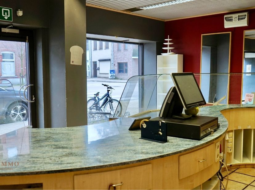 Dit goedgelegen handelshuis ligt op een verzorgd perceel van 4a 84ca aan de Koning Boudewijnlaan 46 in Genk, in een buurt die centraal ligt ten opzich