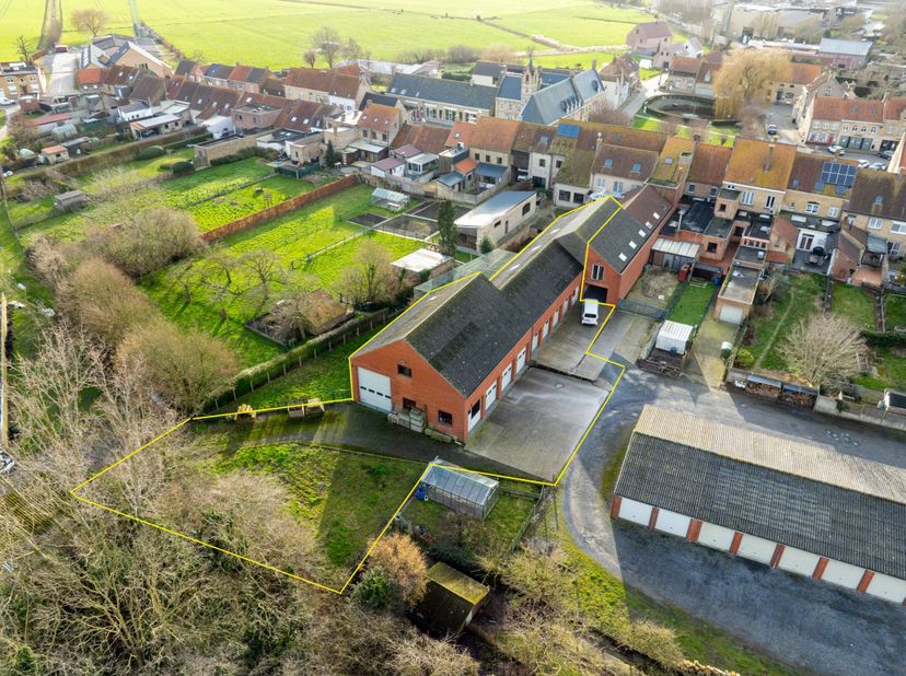 Plusieurs entrepôts à vendre dans le centre de Lo-Reninge.<br />
Entrepôt 1 : +/- 100 m² + grenier<br />
Entrepôt 2 : +/- 130 m² + grenier<br />
Entre