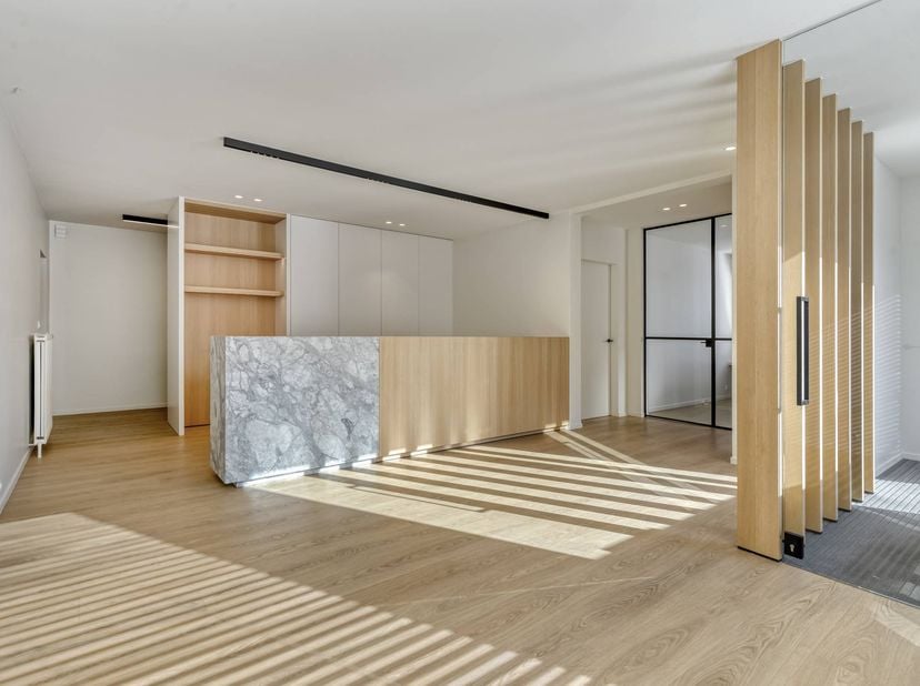 L'immeuble de bureaux est loué, y compris tout le matériel de bureau et la personnalisation, comme indiqué sur les photos. <br />
<br />
MISE EN PAGE 