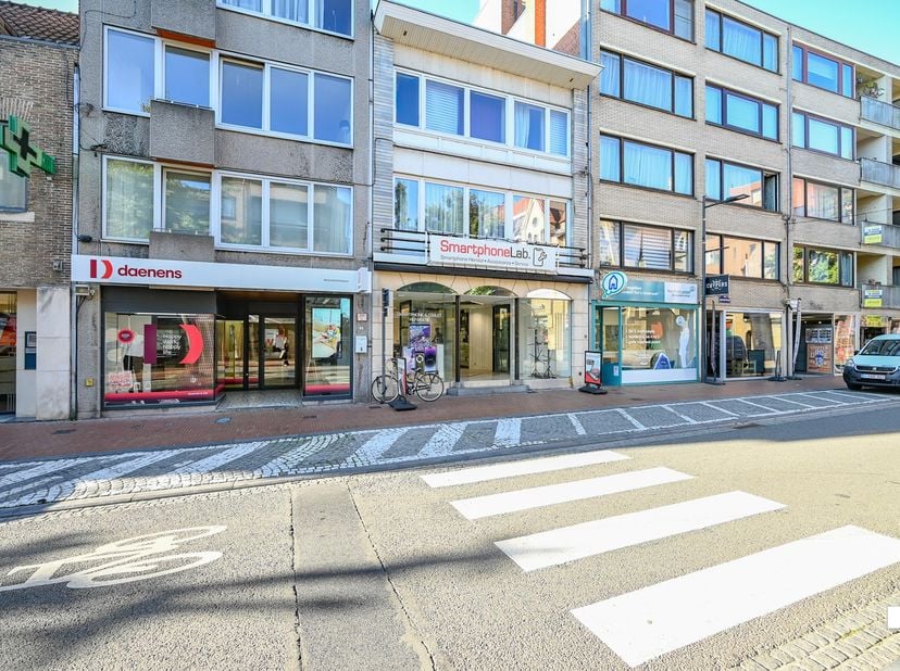 In het centrum van Izegem, ter hoogte van de Marktstraat, vinden we dit gemengd gebouw bestaande uit een handelsruimte met bovenliggend duplex apparte