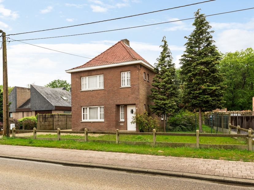 Maison individuelle avec potentiel sur un terrain spacieux d'environ 14 ares à Elm<br />
<br />
Vous êtes à la recherche d'une propriété que vous po