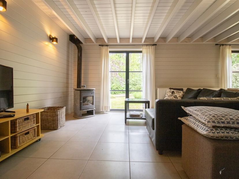 Chalet met bew. opp. van 100 m² met 3 slaapkamers op 3.759 m² in gebied voor verblijfsrecreatie. <br />
GEEN PERMANENTE BEWONING TOEGESTAAN. <br />
Ge