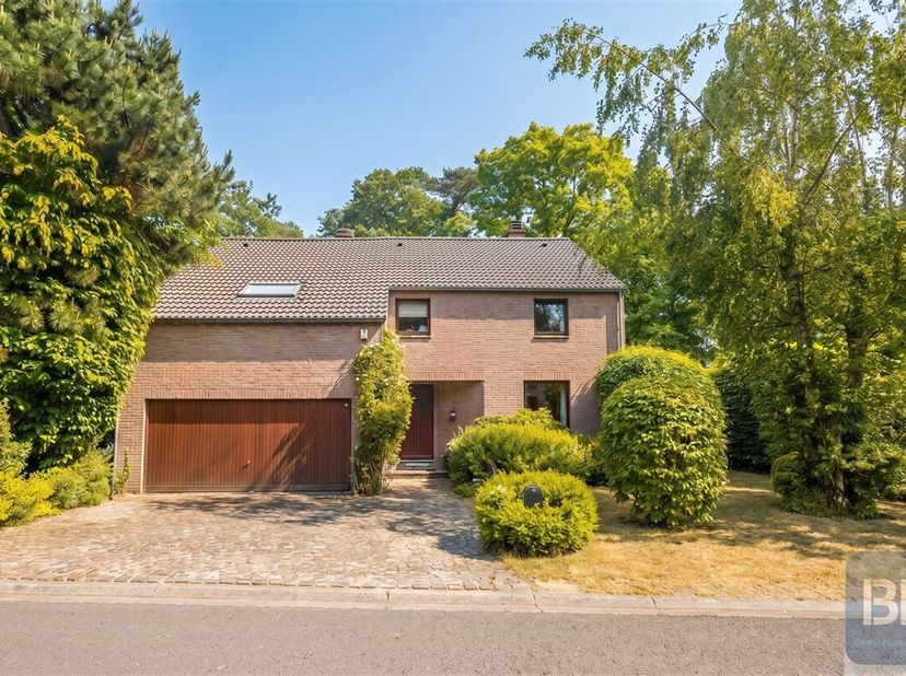 Située dans le lotissement du Bois de Chevreuils proche du centre de Beaufays, calme et verdoyant, une magnifique villa de quatre chambres en très bon
