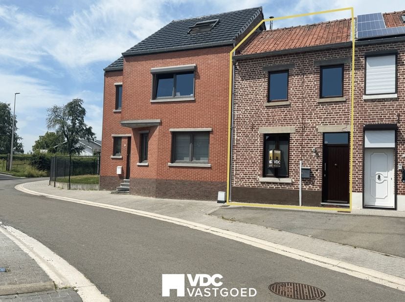 Deze te renoveren rijwoning biedt een mooie opportuniteit voor wie op zoek is naar een investeringspand of een project met potentieel. De woning is mo