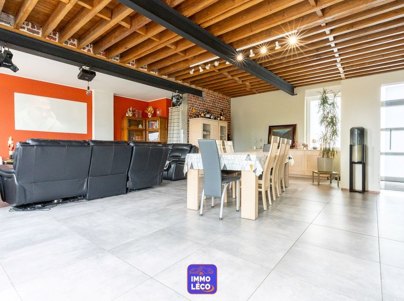Au rez-de-chaussée : Hall d'entrée, vaste et lumineux séjour (salon, salle à manger), cuisine attenante équipée avec coin repas, une belle chambre ave