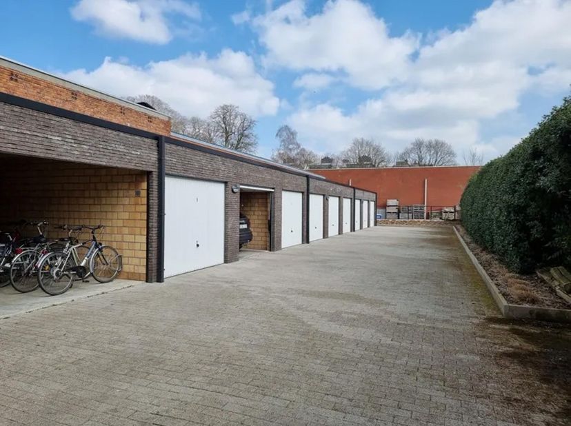Garage te huur in Stationsstraat 43,
                    9120 Beveren