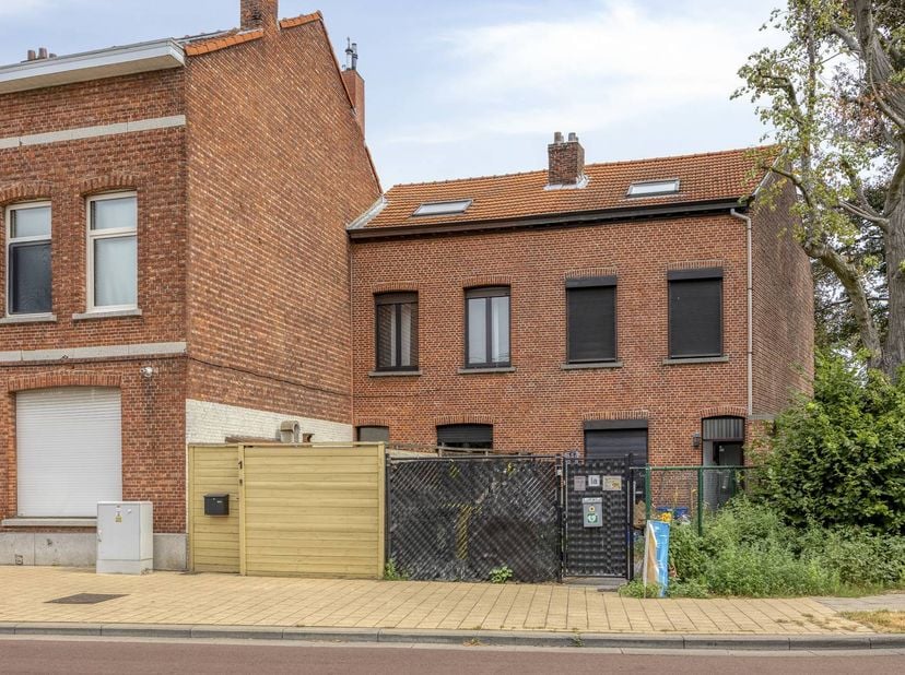 De woning die we te koop aanbieden in Kapellen geniet een heel centrale ligging op de Koningin Astridlaan vlakbij alle voorzieningen zoals station, sc
