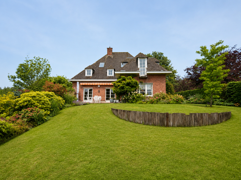 En bordure de Bruxelles, dans une rue résidentielle calme, Trianon Invest vous propose cette imposante villa de la fin des années 60 au cachet unique,