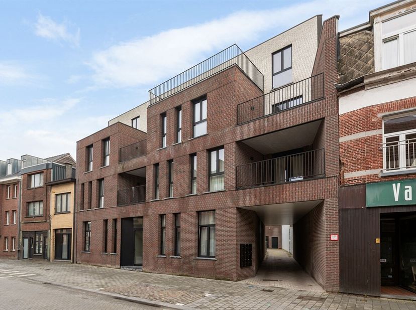 Nieuwbouwappartement met 2 slaapkamers en twee terrassen<br />
Omschrijving<br />
Tweede verdieping<br />
Via de inkomhal betreedt u het appartement.