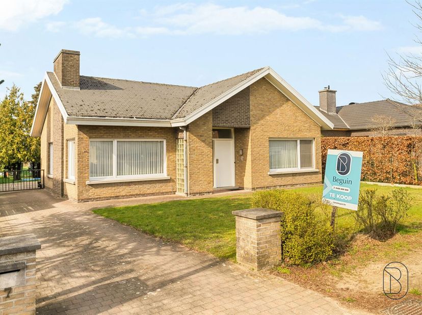 Te koop: ruime en rustig gelegen gelijkvloerse gezinswoning met grote tuin en garage, op een topligging in Waregem.<br />
Op een topligging in Waregem
