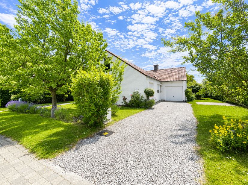 Découvrez cette charmante villa 4 façades d'environ 165 m² idéalment située dans un clos résidentiel calem et recherché. A proximité immédiate des éco