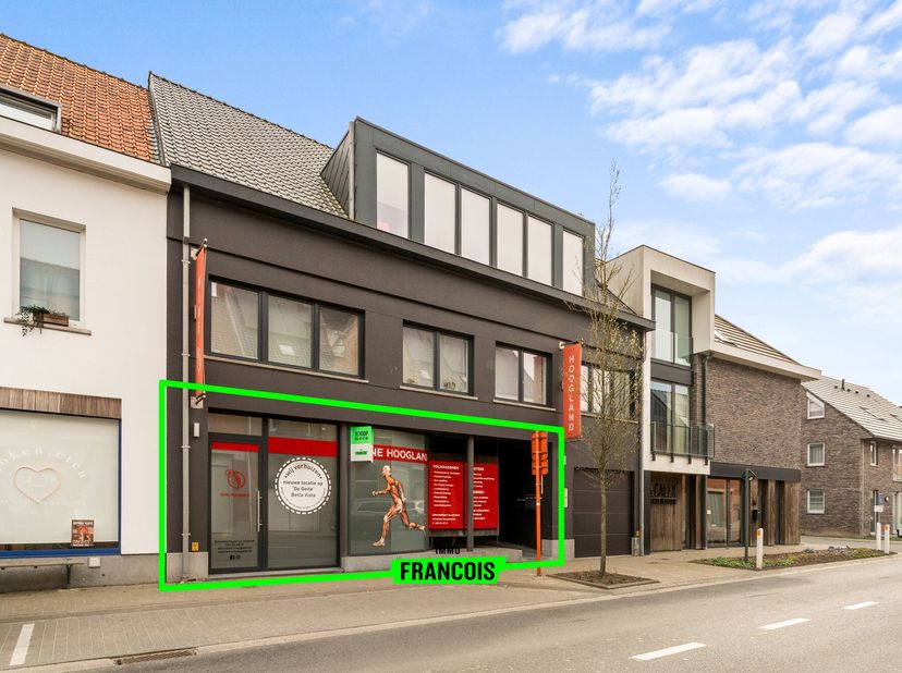 Local professionnel clé en main avec de nombreuses possibilités à Hooglede<br />
Vous recherchez un bien polyvalent pour votre cabinet ou vos activité