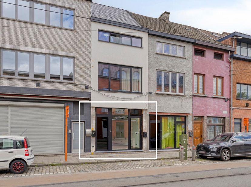 Dit volledig vernieuwde handelspand combineert uitstraling, comfort en veelzijdigheid op een uitstekende commerciële ligging.<br />
Bij het binnenkome