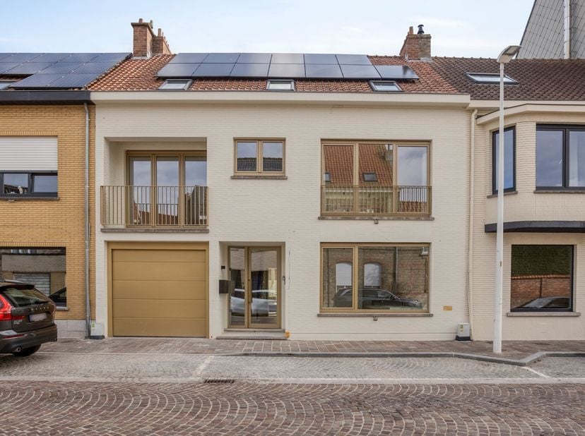 In het hart van Nieuwpoort-Stad bevindt zich dit uitzonderlijk gelijkvloers appartement met eigen tuin: een zeldzame combinatie in het centrum. Volled