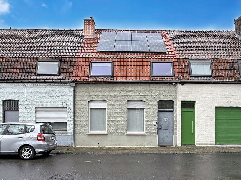Via de inkomhal betreedt u deze verzorgde woning met een aangename leefruimte, ingedeeld in een gezellige zit- en eethoek. De aansluitende, ruime keuk