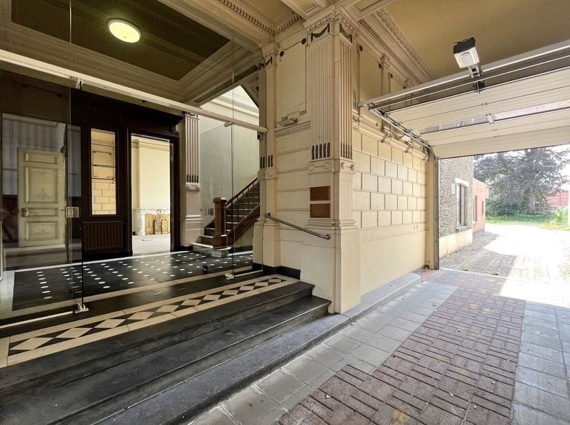 Historische notariswoning in het centrum van Eeklo. Dit voormalige kantoorgebouw leent zich uitstekend voor een bestemming als vrij beroep of voor een