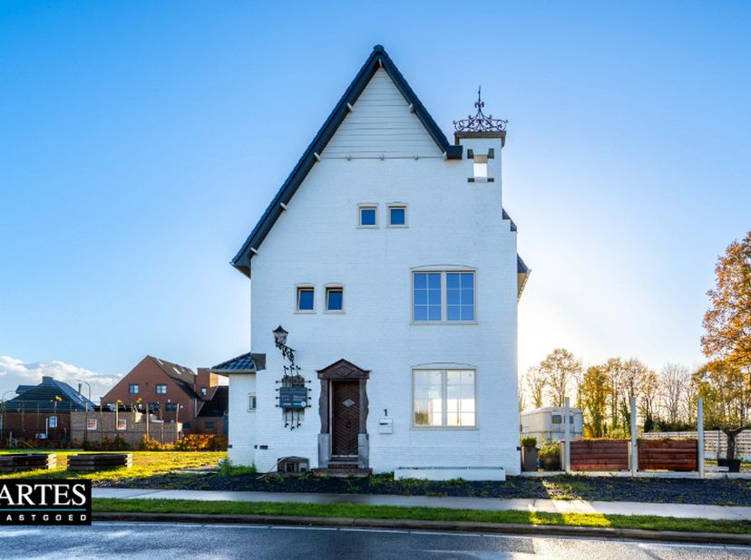Op een uiterst centrale en geliefde locatie in Maasmechelen bevindt zich deze verzorgde en instapklare gezinswoning, in de nabijheid van winkels, scho