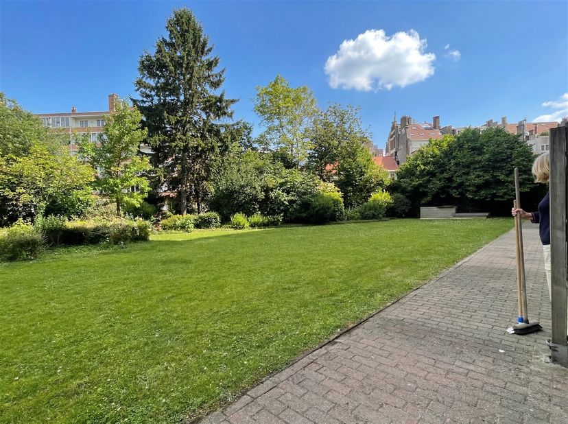 Cet appartement meublé avec grande terrasse est situé dans la résidence prisée et élégante « Eurogardens », construite en 2007, à quelques pas de Diam