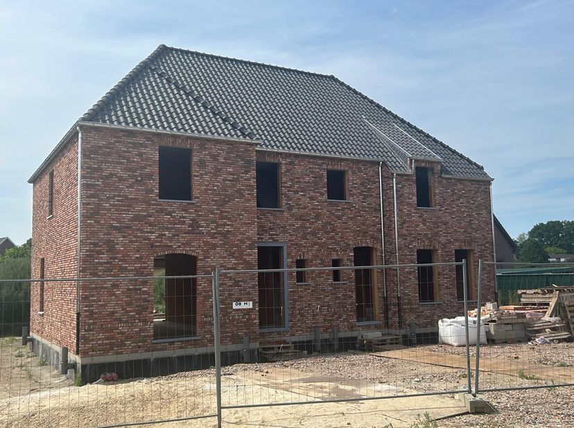 NIEUWBOUW PASTORIJWONING GELEGEN IN ZEER RUSTIGE OMGEVING <br />
<br />
Deze halfopen nieuwbouwwoning (links) omvat op het gelijkvloers: een riante in