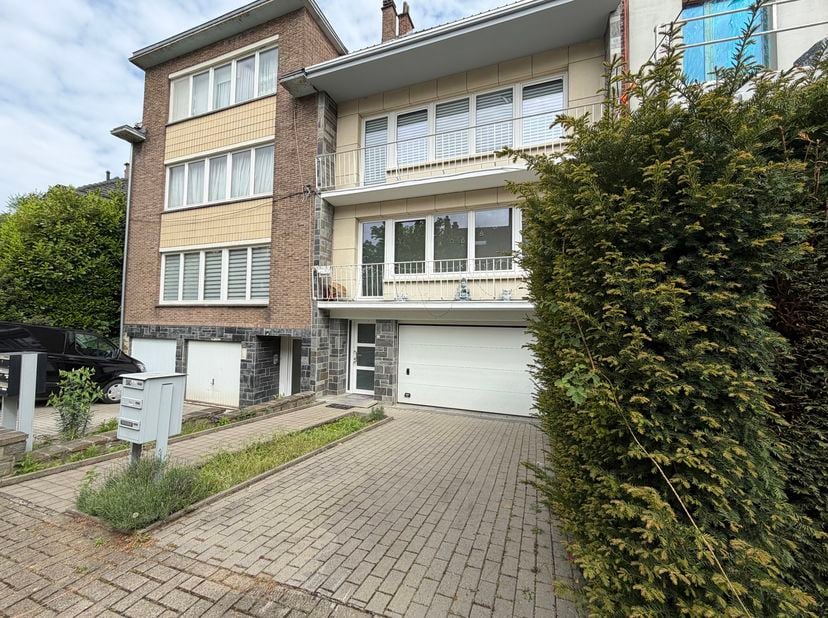 INFO &amp; VISITE : martin.franken@propriete-privee.be<br />
<br />
Gelegen in een rustige straat en toch op korte afstand van winkels, openbaar vervoer e