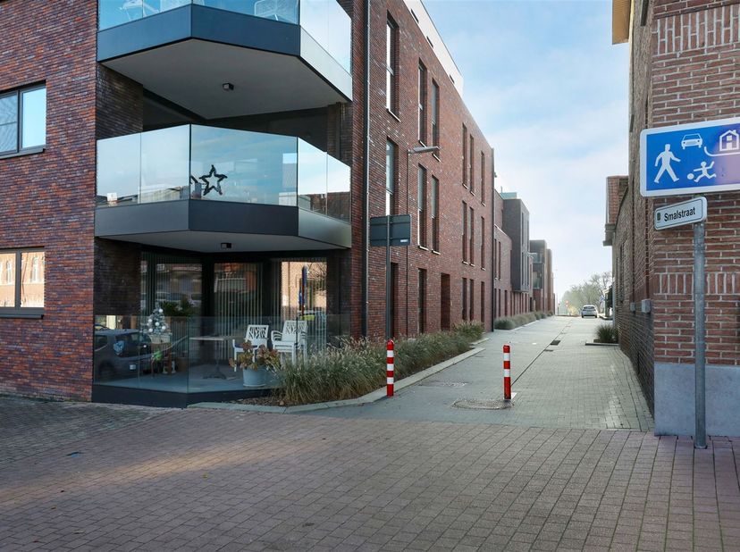 Autostaanplaats midden in het centrum van Hoeselt! <br />
<br />
Midden in de gezellige dorpskern van Hoeselt bevindt zich het gloednieuwe project r