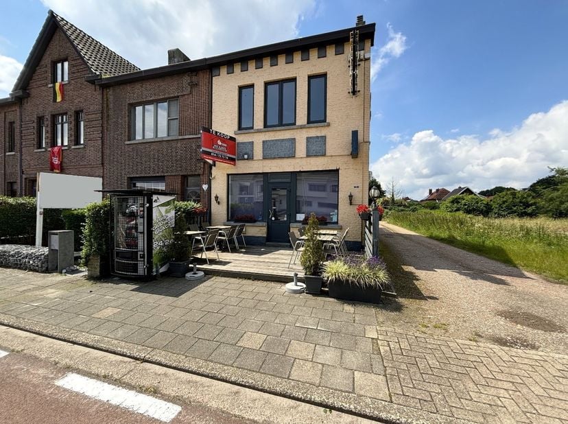 Deze goed draaiende frituur met bovengelegen te renoveren appartement, gelegen op een zeer commerciële ligging aan de Lommelsesteenweg in Leopoldsburg