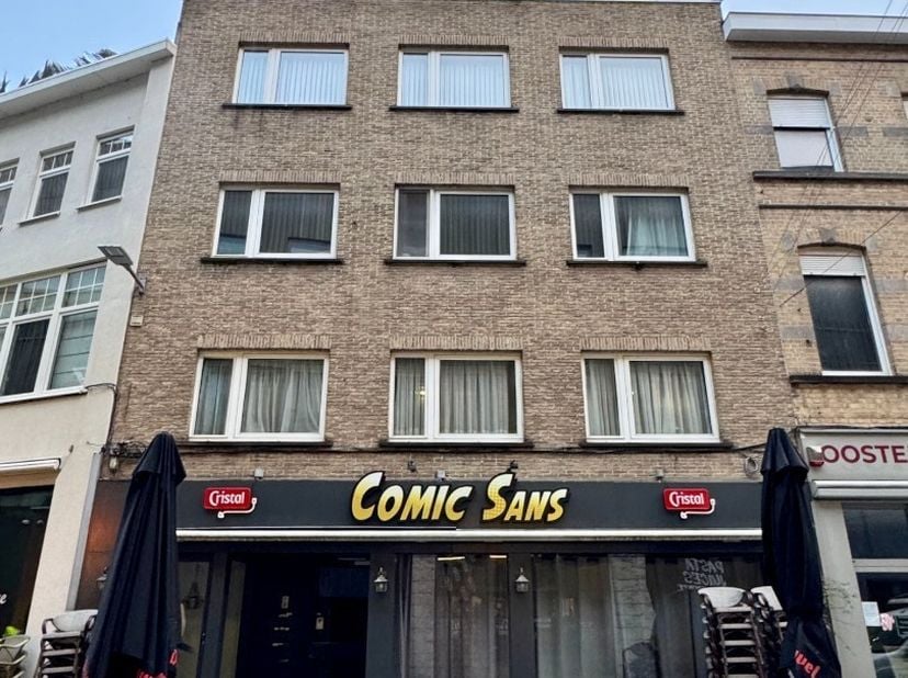 TE KOOP – TOPINVESTERING IN HET HART VAN KORTRIJK.  Gelegen in het bruisende winkel- en wandelgebied van Kortrijk, biedt dit unieke opbrengsteigendom