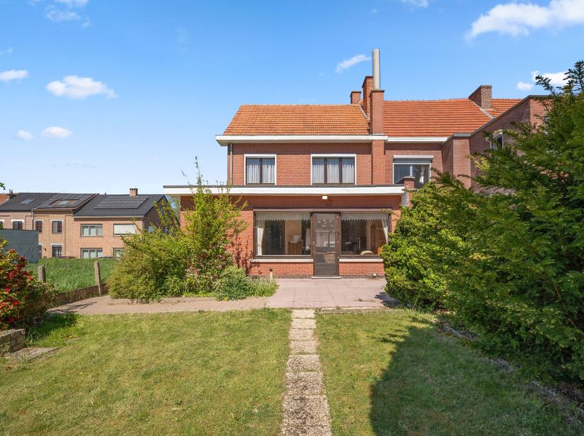 Deze ruime woning is gelegen in Tienen en biedt alle comfort van een half open bebouwing. Met een mooie tuin, een gezellig terras en een garage is dit