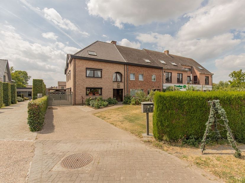 Ruime halfopen bebouwing met carport, grote zolder, zonnepanelen en thuisbatterij in Oudegem bij Dendermonde. Welkom in deze ruime en uitstekend onder