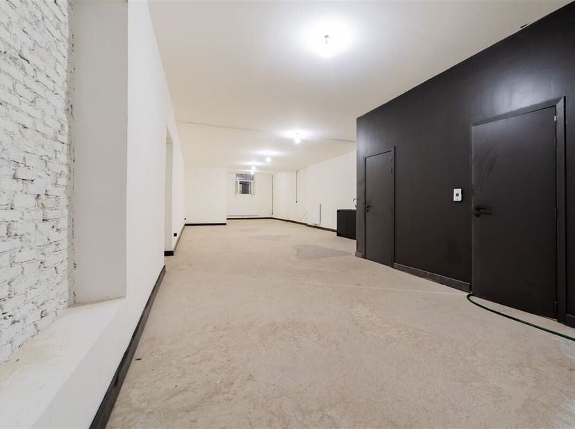 Actuellement loué pour 1 300 € par mois + TVA. Cela donne un rendement NETTO d'environ 5,5 %.<br />
Studio / espace polyvalent rénové d'environ 140 m²