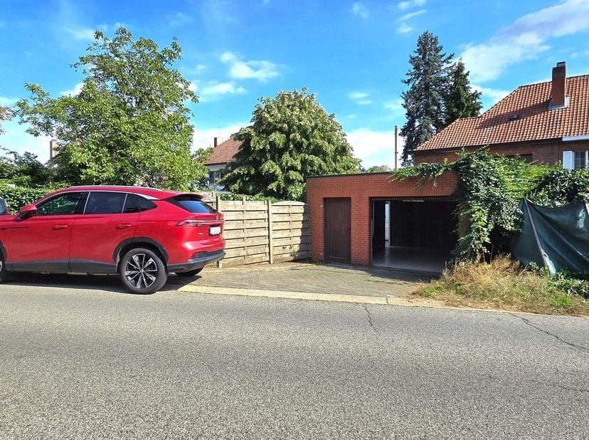 Voor een afspraak bel Kim 0473 72 33 62.<br />
<br />
Te renoveren woning HOB in Lummen centrum.<br />
Belangrijk ! Via de garage in de achterliggende